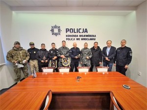 Zdjęcia przedstawiają polskich oraz brazylijskich policjantów podczas spotkania w gmachu komendy