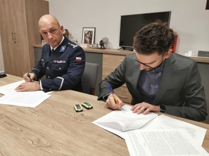 Zdjęcia przedstawiają Zastępcę Komendanta Wojewódzkiego Policji podpisującego umowę z przedstawicielem firmy budowlanej