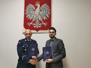 Zdjęcia przedstawiają Zastępcę Komendanta Wojewódzkiego Policji podpisującego umowę z przedstawicielem firmy budowlanej