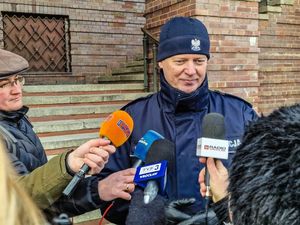 Na zdjęciu nadinspektor Dariusz Wesołowski udziela wywiadu dziennikarzom.