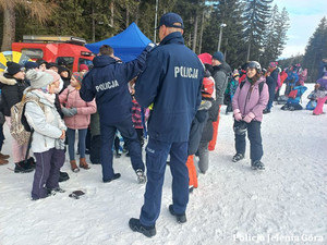 festyn na dworze, policjanci i inni ludzie