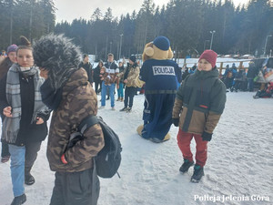 festyn na dworze, policjanci i inni ludzie