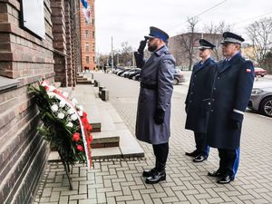 Oddanie hołdu podczas rocznicy odsłonięcia tablicy pamiątkowej komisarza Józefa Biniasia.