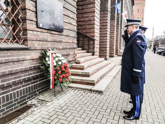 Komendant Wojewódzki Policji we Wrocławiu - nadinspektor Dariusz Wesołowski złożył uroczyście kwiaty przed pamiątkową tablicą patrona dolnośląskiej jednostki.