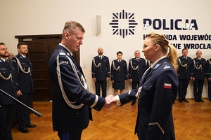 komendant wojewódzki policji gratuluje policjantowi i daje mu dyplom