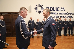 komendant wojewódzki policji gratuluje policjantowi