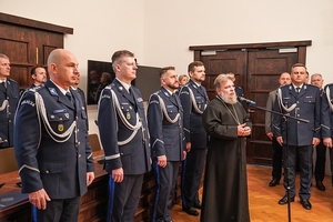 kapelan prawosławny Dolnoślaśkiej Policji podczas uroczystości przemawiający do policjantów