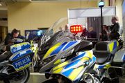 w pomieszczeniu motocykle policyjne