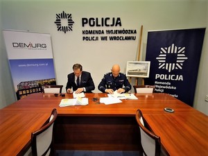 Zastępca Komendanta Wojewódzkiego Policji we Wrocławiu podczas podpisywania umowy na budowę obiektu policyjnego