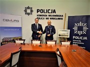 Zastępca Komendanta Wojewódzkiego Policji we Wrocławiu podczas podpisywania umowy na budowę obiektu policyjnego