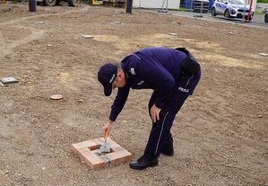 Na zdjęciu Zastępca Komendanta Głównego Policji nadinsp. Dariusz Augustyniak wmurowuje akt erekcyjny budowy nowego Posterunku Policji w Męcince.