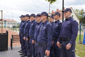 Na zdjęciu policjanci z Jawora stojący w kolumnie.