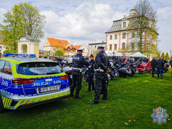 Na zdjęciu policjanci podczas festynu motocyklowego