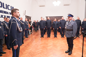Na zdjęciu złożenie meldunku Zastępcy Komendanta Wojewódzkiego Policji inspektorowi Norbertowi Kurenda na początku uroczystości.