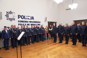 Na zdjęciu kadra kierownicza dolmoślaskiej policji, zaproszeni goście i nowoprzyjęci policjanci.