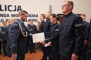 Na zdjęciu Zastępca Komendanta Wojewódzkiego Policji inspektor Norbert Kurenda wręcza nowo przyjętej policjantce akt mianowania.