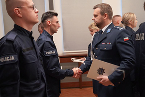 Na zdjęciu Zastępca Komendanta Wojewódzkiego Policji gratuluje nowo przyjętemu policjantowi.