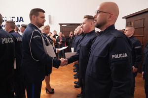 Na zdjęciu Zastępca Komendanta Wojewódzkiego Policji inspektor Norbert Kurenda gratuluje nowo przyjętemu policjantowi.