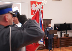 Na zdjęciu poczet sztandarowy w tle Zastępca Komendanta Wojewódzkiego Policji inspektor Norbert Kurenda.