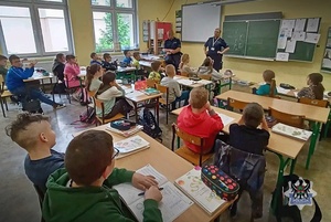 dzielnicowi w klasie podczas spotkania z dziećmi