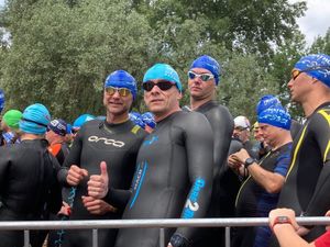 zawodnicy stoją na podium po zawodach