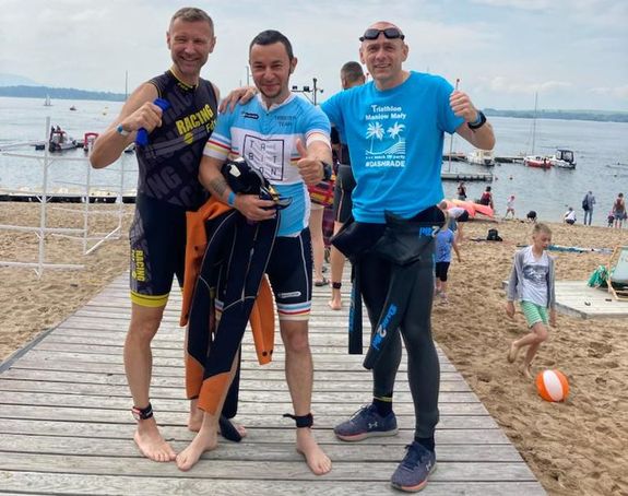 zawodnicy stoją na podium po zawodach