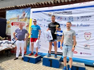 zawodnicy stoją na podium po zawodach