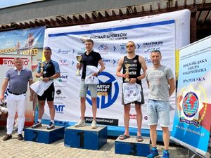 zawodnicy stoją na podium po zawodach