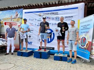 zawodnicy stoją na podium po zawodach