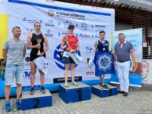 zawodnicy stoją na podium po zawodach