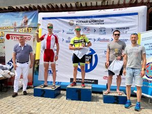 zawodnicy stoją na podium po zawodach