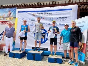 zawodnicy stoją na podium po zawodach