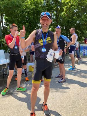 zawodnicy stoją na podium po zawodach