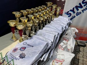 zawodnicy stoją na podium po zawodach