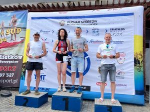zawodnicy stoją na podium po zawodach