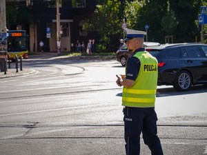 Policjant ruchu drogowego pełniący służbę na drodze