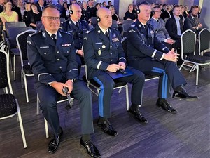 osoby na dużej sali podczas konferencji dotyczącej cyber-bezpieczeństwa