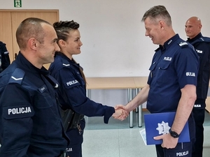 Komendant Wojewódzki Policji we Wrocławiu nadinspektor Dariusz Wesołowski gratuluje policjantce.