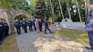 Złożenie wieńców i zniczy pod tablicami pamięci