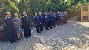 Złożenie wieńców i zniczy pod tablicami pamięci