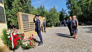 Złożenie wieńców i zniczy pod tablicami pamięci