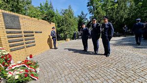 Złożenie wieńców i zniczy pod tablicami pamięci