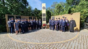 Złożenie wieńców i zniczy pod tablicami pamięci