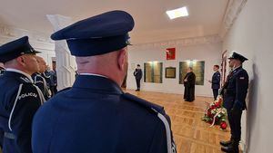 Złożenie wieńców i zniczy pod tablicami pamięci