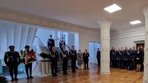 Złożenie wieńców i zniczy pod tablicami pamięci