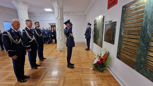 Złożenie wieńców i zniczy pod tablicami pamięci