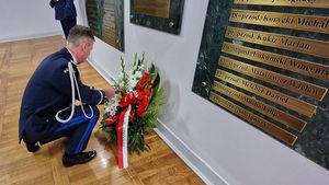 Złożenie wieńców i zniczy pod tablicami pamięci