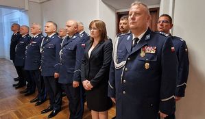 Złożenie wieńców i zniczy pod tablicami pamięci