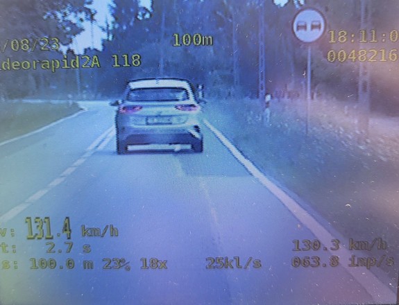 Zdjęcie z wideorejestratora przedstawiające kierowcy, który w terenie zabudowanym pędził aż 131 kilometrów na godzinę