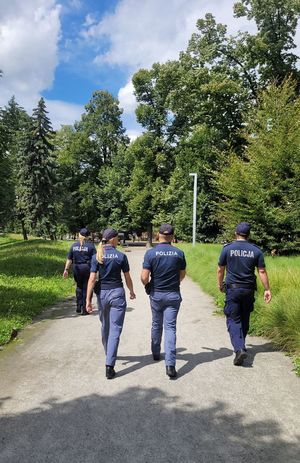 Policjanci podczas patrolu pieszego